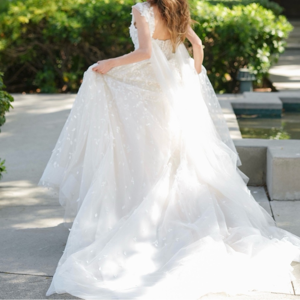 Elegant White Floral Lace Dress - Picture 5 of 5